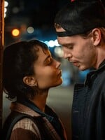 Austin Butler a Zoë Kravitz v intímnom romániku: Prvý náhľad do filmu Caught Stealing odhaľuje temnú stranu New Yorku