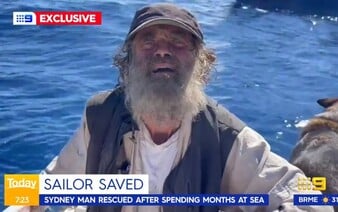 Australan a jeho pes přežili dva měsíce na moři. Jedli syrové ryby a pili dešťovku