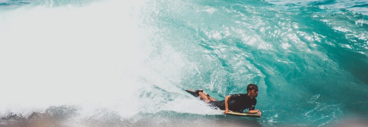 Australan pokořil rekord v surfování. Na vlnách strávil bez pauzy přes třicet hodin