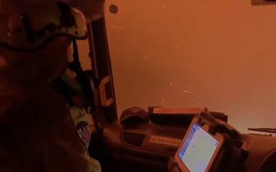 Austrálski hasiči prechádzali cez lesné požiare. Na videu to vyzerá, akoby prechádzali cez samotné peklo