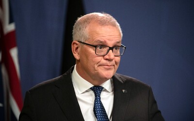 Austrálsky expremiér sa potajme dosadil do piatich ministerských funkcií. „Kormidloval som loď uprostred búrky,“ obhajuje sa