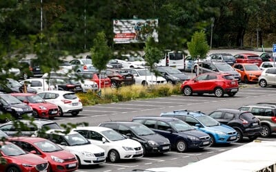 Autá známych značiek na Slovensku hlásia bezpečnostné riziká. Úrady upozorňujú na problémy s airbagmi aj prekročené limity