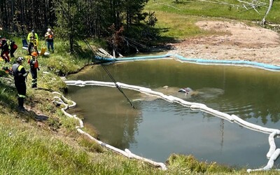 Auto v Yellowstonu sjelo ze silnice přímo do gejzíru. Pasažéry zachránila náhoda