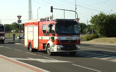 Autobus v Karlových Varech spadl do kolejiště. Nehoda si vyžádala 16 zraněných, na vině je opilec