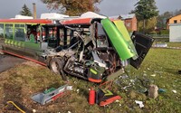 Autobus ve Vrchlabí vjel na přejezd ve chvíli, kdy projížděl vlak. Čtyři lidé byli zraněni