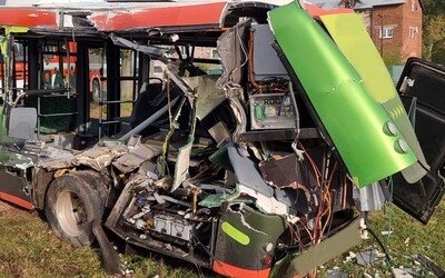 Autobus ve Vrchlabí vjel na přejezd ve chvíli, kdy projížděl vlak. Čtyři lidé byli zraněni