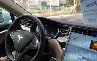 Automobil Tesla má na STK veľké problémy. Častokrát ňou neprejde