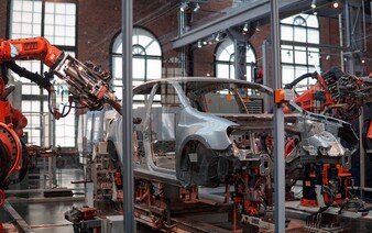 Automobilový závod vyzval starších zamestnancov, aby dali dobrovoľné výpovede. O prácu prídu stovky ľudí