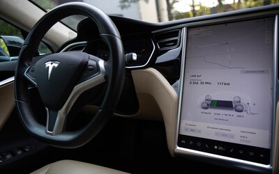Autopilot v autech Tesla bude opět dokonalejší. Už dokáže zastavit i na červené
