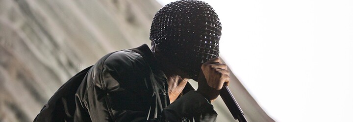 Avantgardná maska s krištáľmi Kanyeho Westa je na predaj za 50-tisíc dolárov   