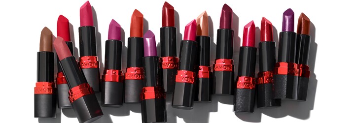 Avon predstavil upgrade ikonického rúžu. Pri jeho vývoji sa značka inšpirovala ženami, výsledkom je extrémna pigmentácia