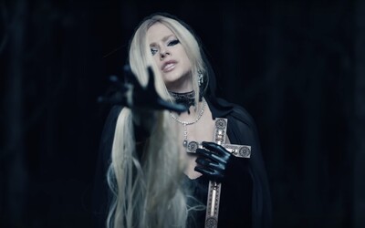 Avril Lavigne se veze v pohřebáku, problémy jí v novém videoklipu způsobuje láska s ďáblem