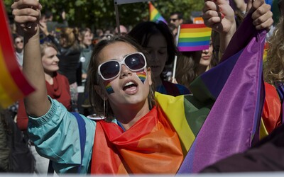Až 6 z 10 LGBTI osob se bojí na veřejnosti držet za ruce, ukázala největší evropská studie