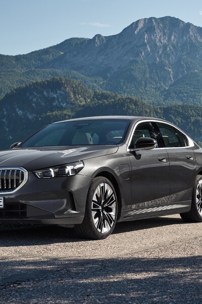 BMW 5 má nové plug-in hybridné verzie. Jedna z nich je jedinou možnosťou, ako sa dostať k benzínovému šesťvalcu