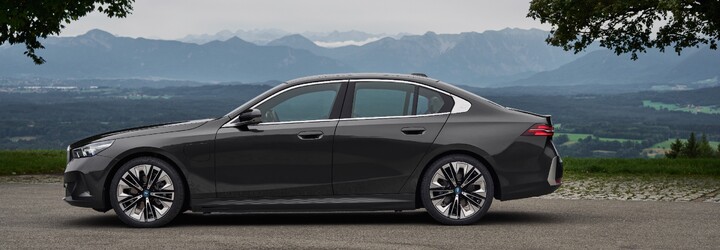 BMW 5 má nové plug-in hybridné verzie. Jedna z nich je jedinou možnosťou, ako sa dostať k benzínovému šesťvalcu
