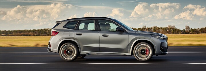 BMW X1 dostalo športovú verziu M35i xDrive. Má 300 koní, obrovské brzdy a 4 reálne koncovky výfuku