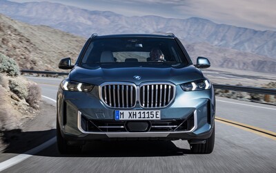 BMW X5 a X6 zmodernizovali. Úzke svetlá a úplne novú palubnú dosku dopĺňajú hybridné motory