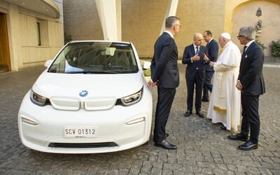 BMW darovalo Svatému otci na znak snahy o ochranu naší planety sněhobílý elektromobil i3