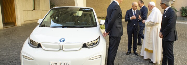 BMW darovalo Svatému otci na znak snahy o ochranu naší planety sněhobílý elektromobil i3