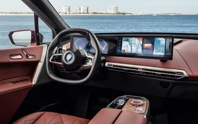 BMW představilo infotainment iDrive 8. generace. Má velké displeje a umělou inteligenci