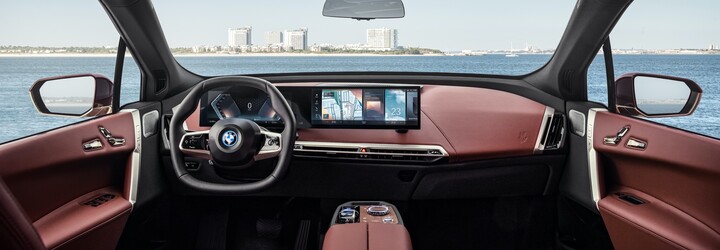 BMW představilo infotainment iDrive 8. generace. Má velké displeje a umělou inteligenci