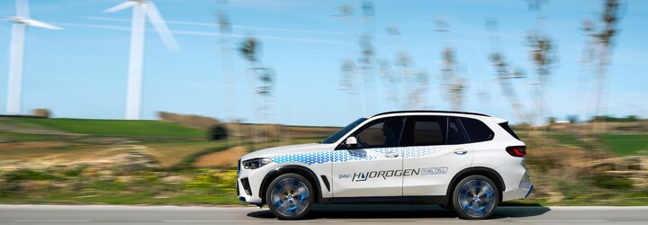 BMW spustilo výrobu vodíkového modelu iX5 Hydrogen poháňaného palivovými článkami