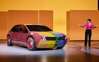 BMW ukázalo unikátne auto, ktoré dokáže meniť farbu ako chameleón a premietať informácie na celé čelné okno