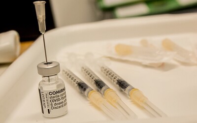 Babiš: V očkovacích centrech pro neregistrované můžeš vyhrát iPhone 12 nebo tenisky Converse