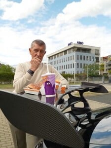Babiš zveřejnil tajuplné video s burgerem. Hned se z něj stal bizárek, který baví sociálně sítě