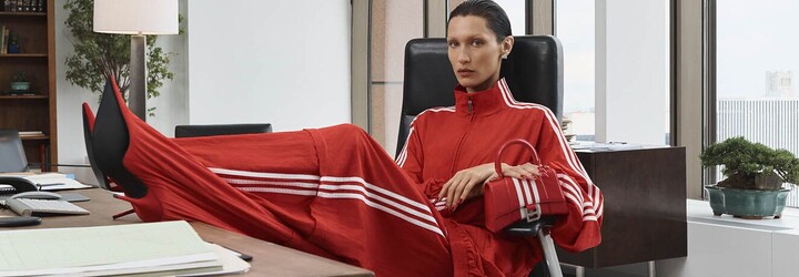 Balenciaga a Adidas si pýtajú 3 000 eur za topánky spojené s nohavicami. Novej kolekcii dominuje latex a športové súpravy