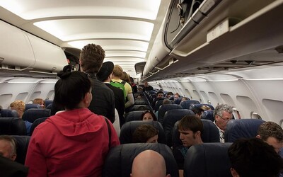 Banda pozitívnych „Covidiotov“ prinútila 200 cestujúcich z lietadla podstúpiť 14-dňovú karanténu. Nerešpektovali žiadne pravidlá