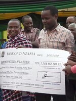 Baník z Tanzánie je multimilionár. Už druhýkrát vykopal vzácny drahokam, ktorý do 20 rokov možno úplne vyťažia