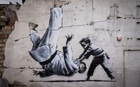 Banksy maľoval na Ukrajine. Na jednej z kresieb je muž pripomínajúci Putina, ktorého porazilo dieťa