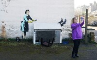 Banksy odhalil nové dielo s názvom „Maskara na Valentína“. Poukazuje na násilie proti ženám