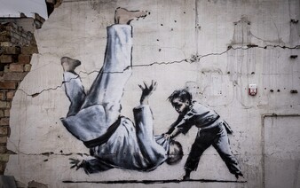 Banksyho malby se objevily na zničených ukrajinských budovách, jedna prý připomíná Putina