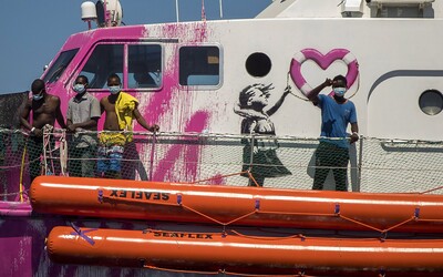 Banksyho záchranná loď volá o pomoc. Uvízla ve Středozemním moři a na palubě s uprchlíky je jeden mrtvý