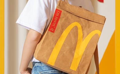 Batoh ve tvaru sáčku od hranolek a oblečení s logem: McDonald's přichází se speciálním merchem