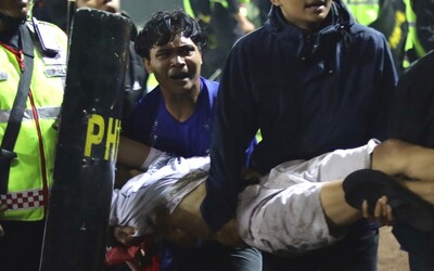 Během chaosu a násilností fotbalových fanoušků v Indonésii zemřelo minimálně 174 lidí. V lize hrají Češi Krmenčík a Kúdela