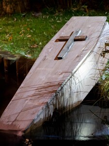 Během smutečního průvodu v Polsku vypadlo tělo z pohřebního vozu na ulici. Mohla za to technická závada