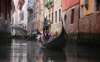 Benátské kanály začínají vysychat, gondoly uvázly v bahně