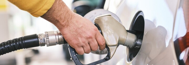 Benzín i nafta v Česku stojí poprvé více než 40 korun za litr. Podle ekonoma ceny ještě porostou