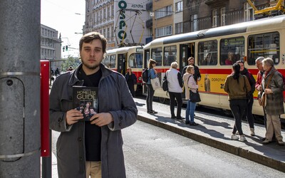 V Česku je na ulici 8-tisíc detí. Často sa živia prostitúciou, hovorí autor knihy Homeless Guide