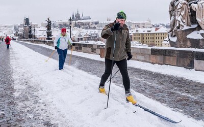 Běžkaři v Praze vyrazili na Karlův most