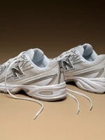 Biele tenisky sú must have. Pozri si TOP modely, medzi ktorými nájdeš ikonické Nike Air Force 1 aj fresh kúsky New Balance a Y-3
