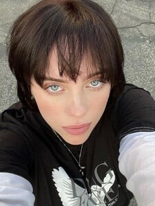 Billie Eilish vyzvala miliardáře, aby rozdali svůj majetek. Sama věnuje 11,5 milionu dolarů na dobročinné účely