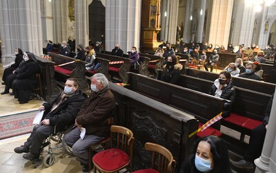 Biskupi vyzývajú veriacich, aby sa vrátili späť do kostolov. Zároveň ďakujú zdravotníkom za pomoc pri zvládaní pandémie