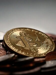 Bitcoin má väčšiu hodnotu ako ruský rubeľ. Kryptomena sa stala 14. najväčšou menou na svete