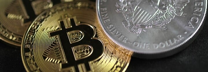 Bitcoin se propadl pod 30 tisíc dolarů, dolů táhne i další kryptoměny