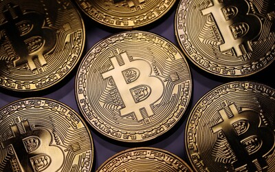 Bitcoin zažil největší pokles za poslední čtvrt roku. Co za tím stojí?