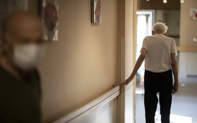 Bitka v domove dôchodcov. Senior zlomil spolubývajúcemu ruku vychádzkovou palicou 